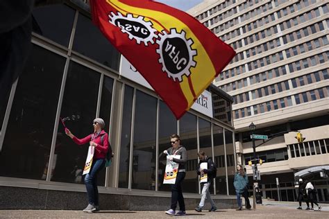 Public service union says weekend bargaining yields progress on wages, job security